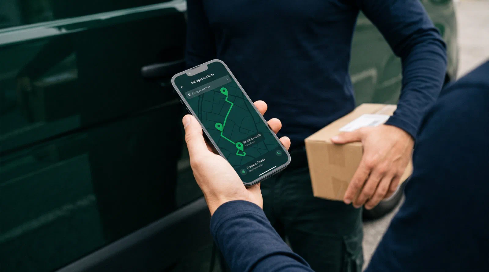Motorista usando o app FleetZip durante a entrega